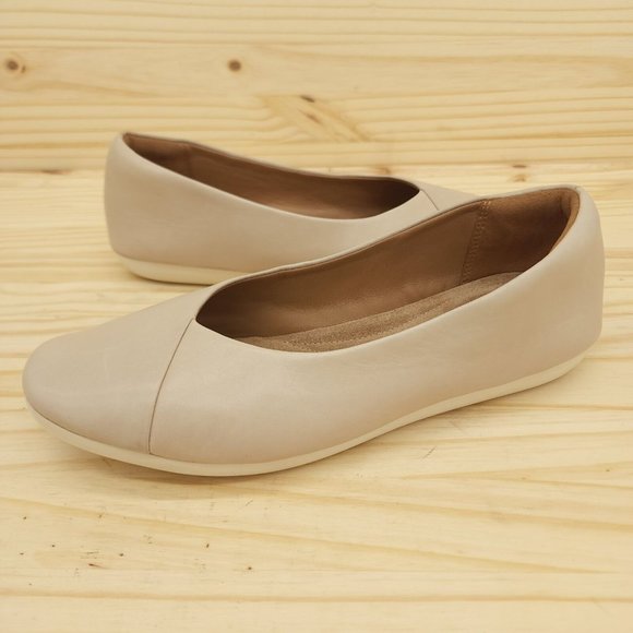 Clarks Shoes - Clarks Womens Ballet Flats Sz 8 M Tan Leather Slip On Chic Comfort Shoes